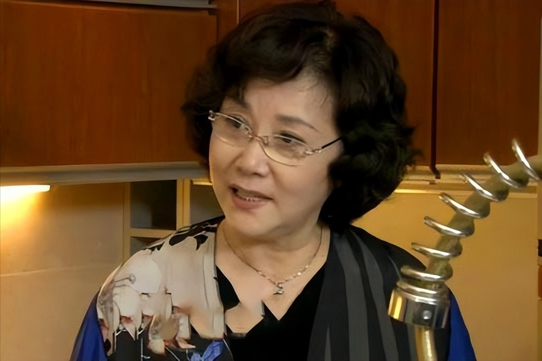 央视最美主持:吞300颗安眠药自杀,嫁军人不珍惜,嫁演员遭背叛