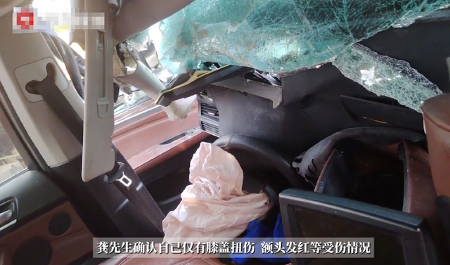 宝马被追尾撞进大货车底，车主：座椅放倒功能救命，官方否认？