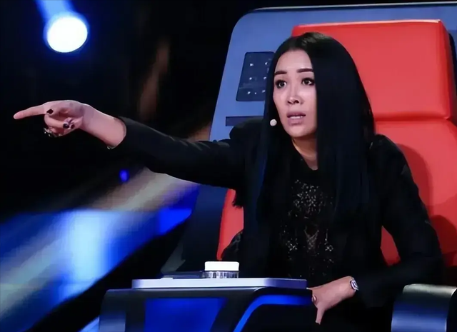 那英躲在泰国不敢回国，疑卖豪宅要出国定居，她已经付出了代价