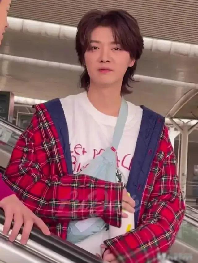 天呐鹿晗瘦了这么多,一夜帅回20岁,像漫画出来的,关晓彤有福了