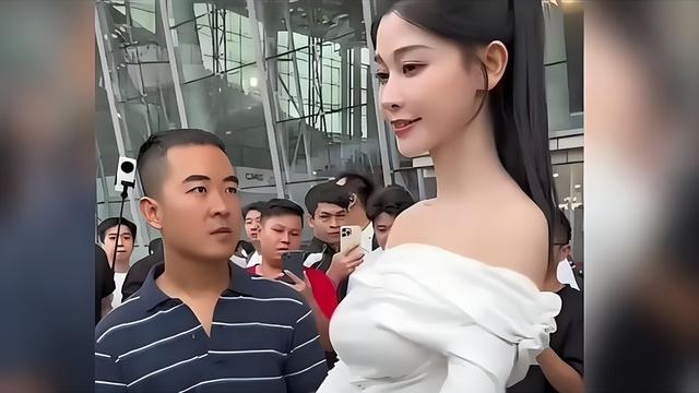 网红条纹哥遭全网封杀，在车展现场被参展商赶走，行为太低俗