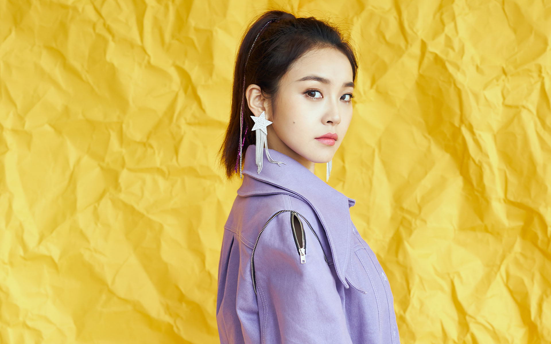 张佳宁素颜出行少女感爆棚，座驾故障竟淡定闲逛，状态引关注