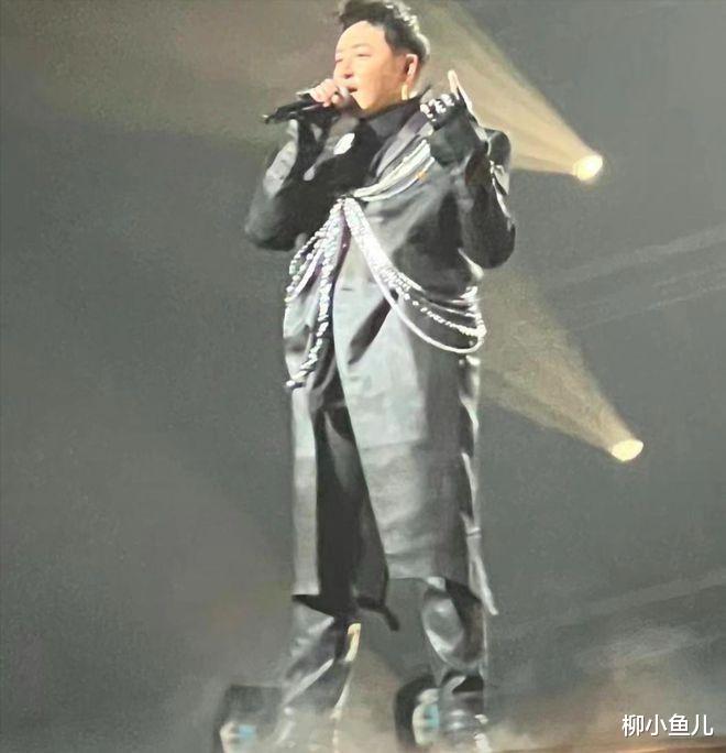 174cm潘玮柏体重飙至200斤,晒19岁帅照被调侃:兄弟,回不去了!