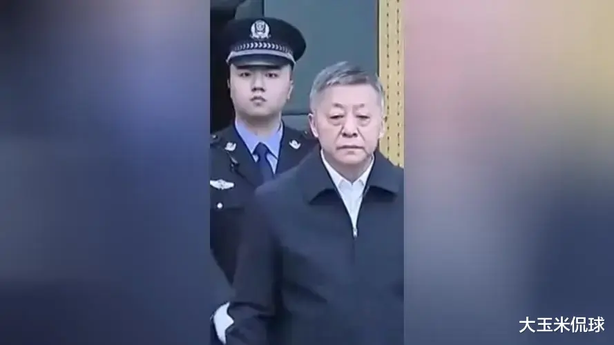 3个老婆+4大美女情妇!精力都在女人身上了,哪有心情踢足球