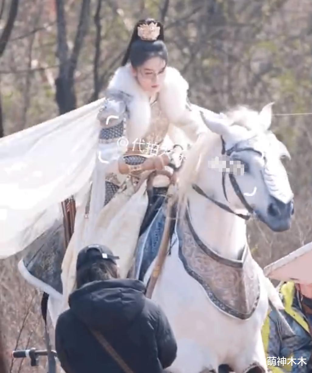 周也耍大牌风波升级!一部戏曾用五个替身,恐成下一个吴谨言