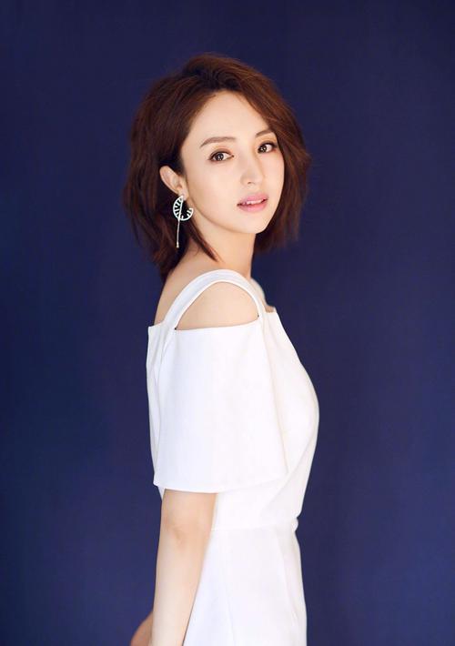 《董璇罕晒全家福:亲情的纽带在岁月中延续》