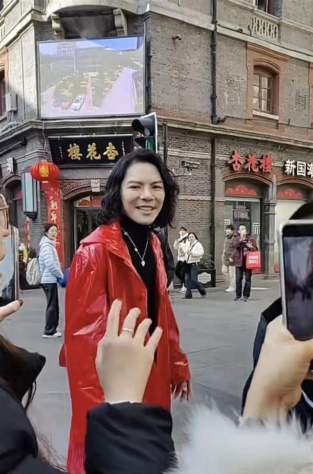 向佐过分了，从灵隐寺回来在上海街头男扮女装被保安驱赶有伤风化
