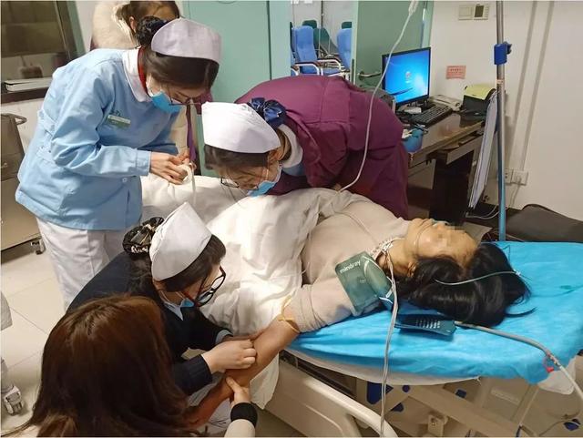 39岁女子脑出血离世，血压正常，口味清淡，医生：2件事或是原因