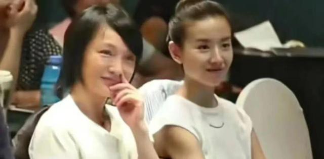 44岁董洁和49岁周迅同框,天然脸与医美脸区别,一目了然