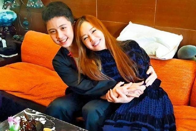 “奇葩母爱”的狄莺:跟儿子同床15年,狂妄个性致儿子被送进监狱