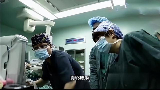 2017年，320斤重的女子舍命产子，医生扒开脂肪层抱出7斤重的男婴