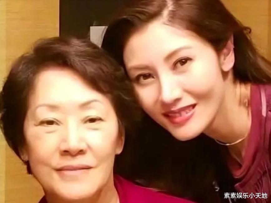 李嘉欣和姐姐一起庆生,62岁李嘉明变漂亮,姐妹同框吃和牛