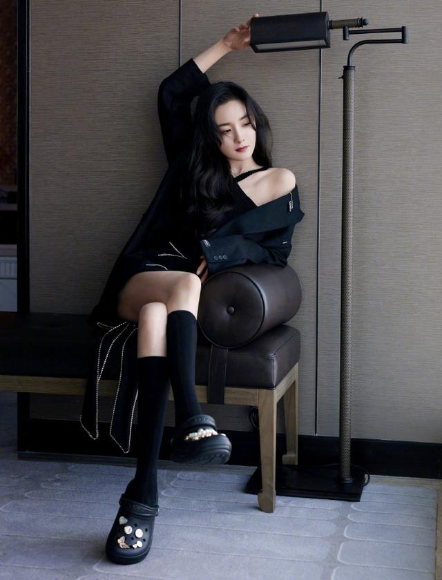 杨幂All Black穿搭十分酷飒，微卷长发配红唇性感且优雅