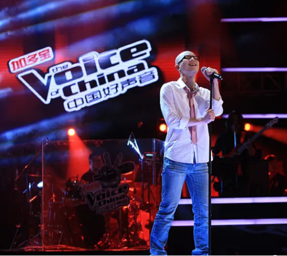 在春晚“销声匿迹”的歌手平安，早就已经走上了“另一条大道”！