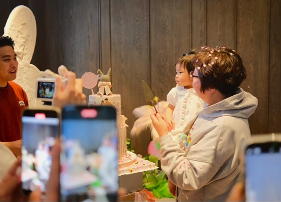 程晓玥为1岁女儿庆生,豪门公公婆婆罕见出镜,公公帅气文质彬彬