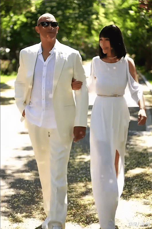 曝歌手张咪和老公合影！老公身份特殊，57岁张咪身材火辣不输当年