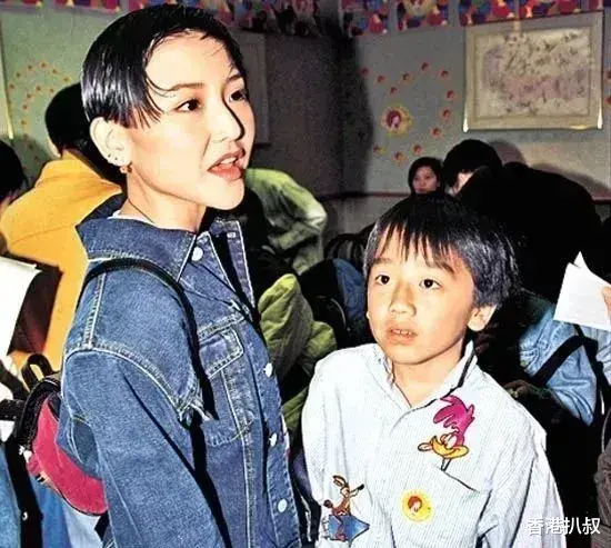 60岁香港「三级歌手」与混血男友复合！大胆撕TVB无惧封杀　曾历两段失败婚姻