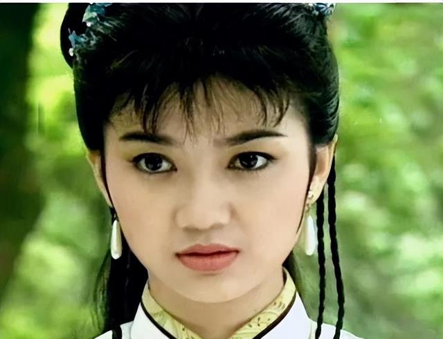 原来她早已离世,29岁与男友坠机而亡,双双殒命于大海之中