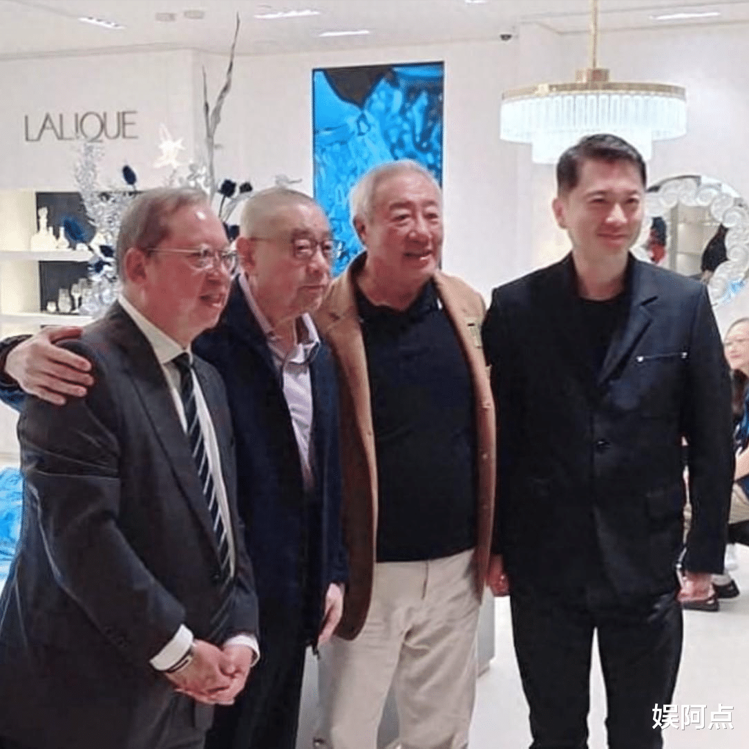 73岁刘銮雄出席活动显年轻,和大佬林建岳搭肩合影!甘比气质不俗