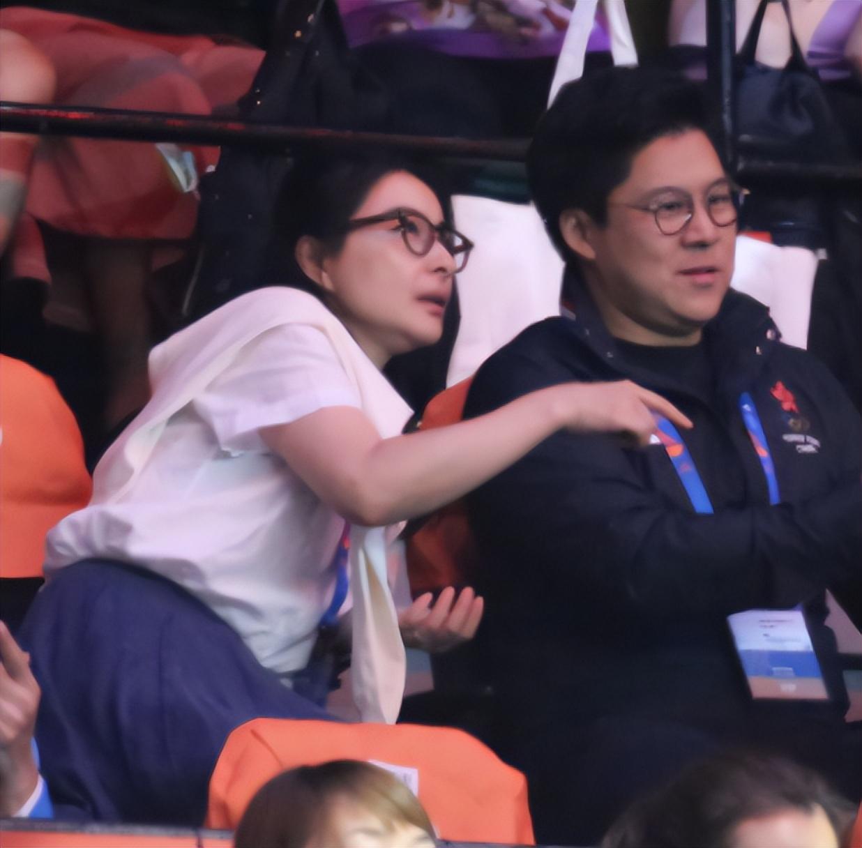 霍启刚高调秀恩爱,甜搂妻子庆祝女排获胜,郭晶晶42岁反而更漂亮了