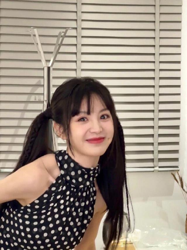 田曦薇穿波点挂脖上衣直播，大眼睛像可爱孩童，扎双马尾美到心坎