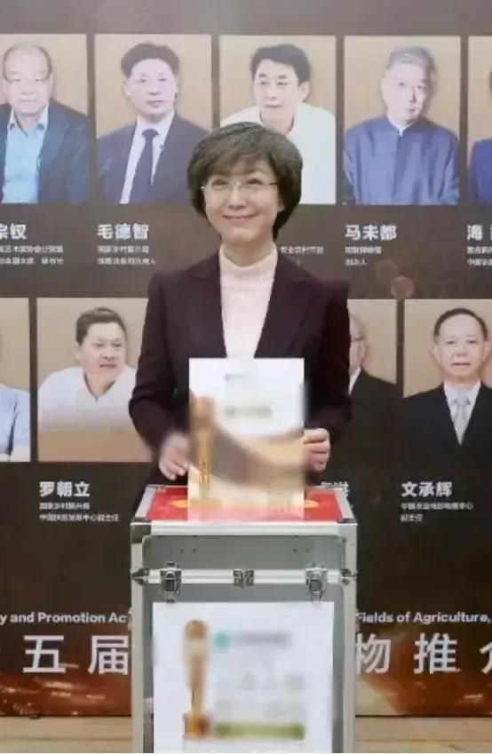 52岁海霞素颜完全不一样，肚腩凸起一股姨味，穿素衣差点没认出来