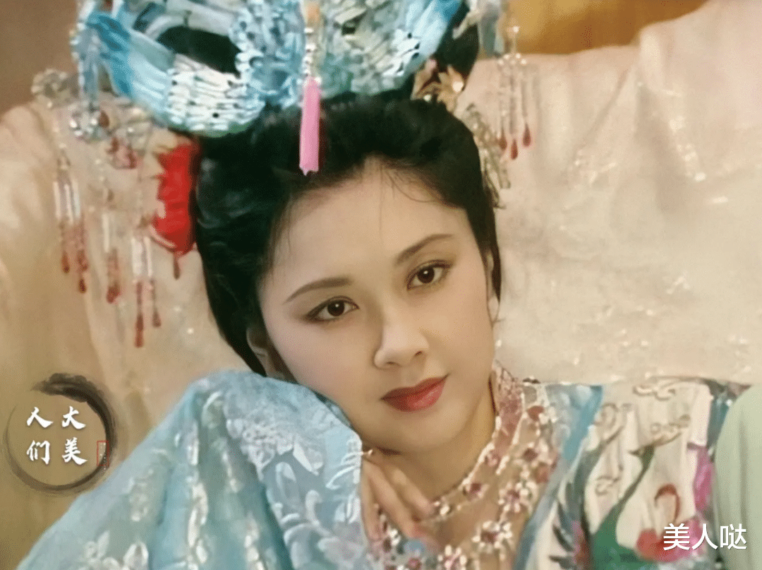 被朱琳的老年状态惊艳到:短发微卷,身姿挺拔,71岁美得风华绝代