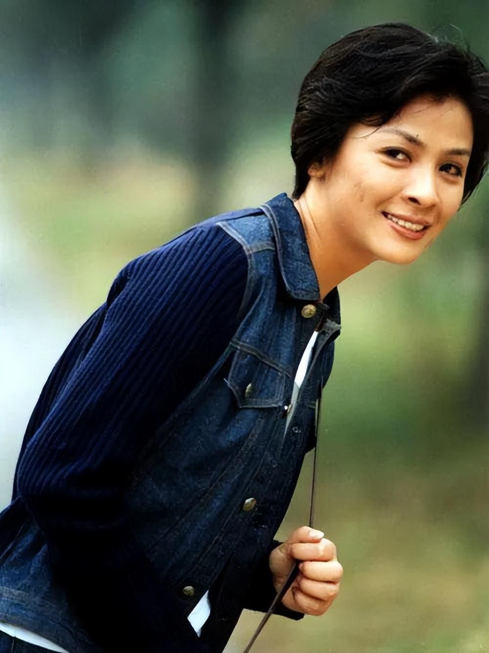 小时候觉得她老气,配不上陆毅,后来再没见过这么有气质的警花了