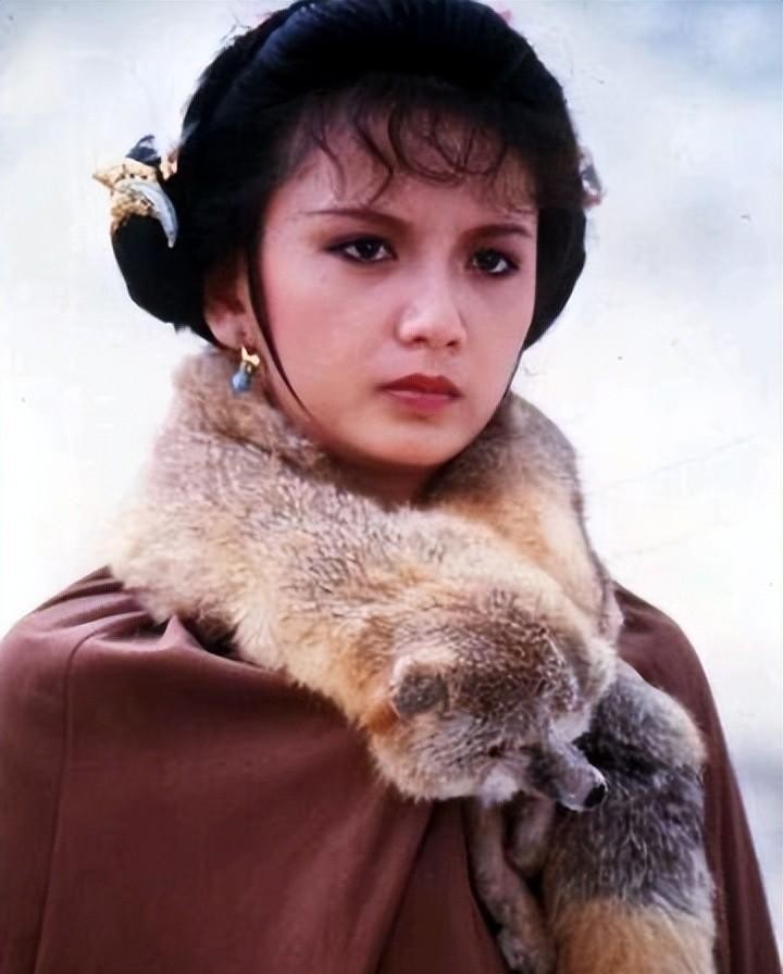 与梁朝伟同居6年分手,独自抚养儿子长大,儿子让她倍感骄傲