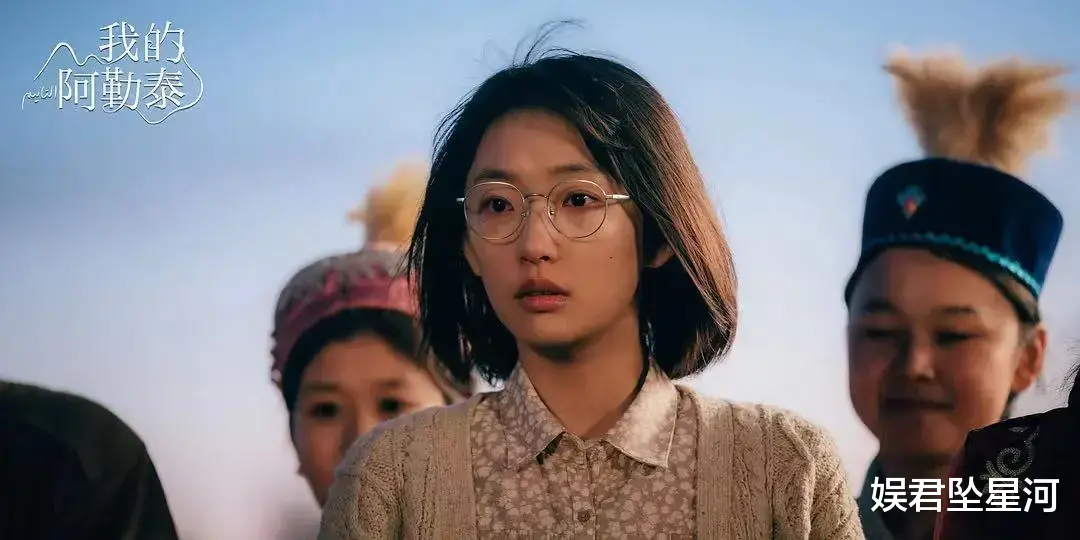 搭完井柏然、于适《四方馆》搭檀健次,她长相不漂亮却很高级,成了最特别的95花