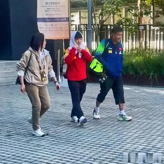 笑死了！孙颖莎把毛巾盖在头上，一旁的Coco教练笑的合不拢嘴