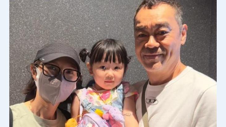 60岁刘青云陪妻子逛街，双手搭其肩头，57岁郭蔼明身姿挺拔不服老