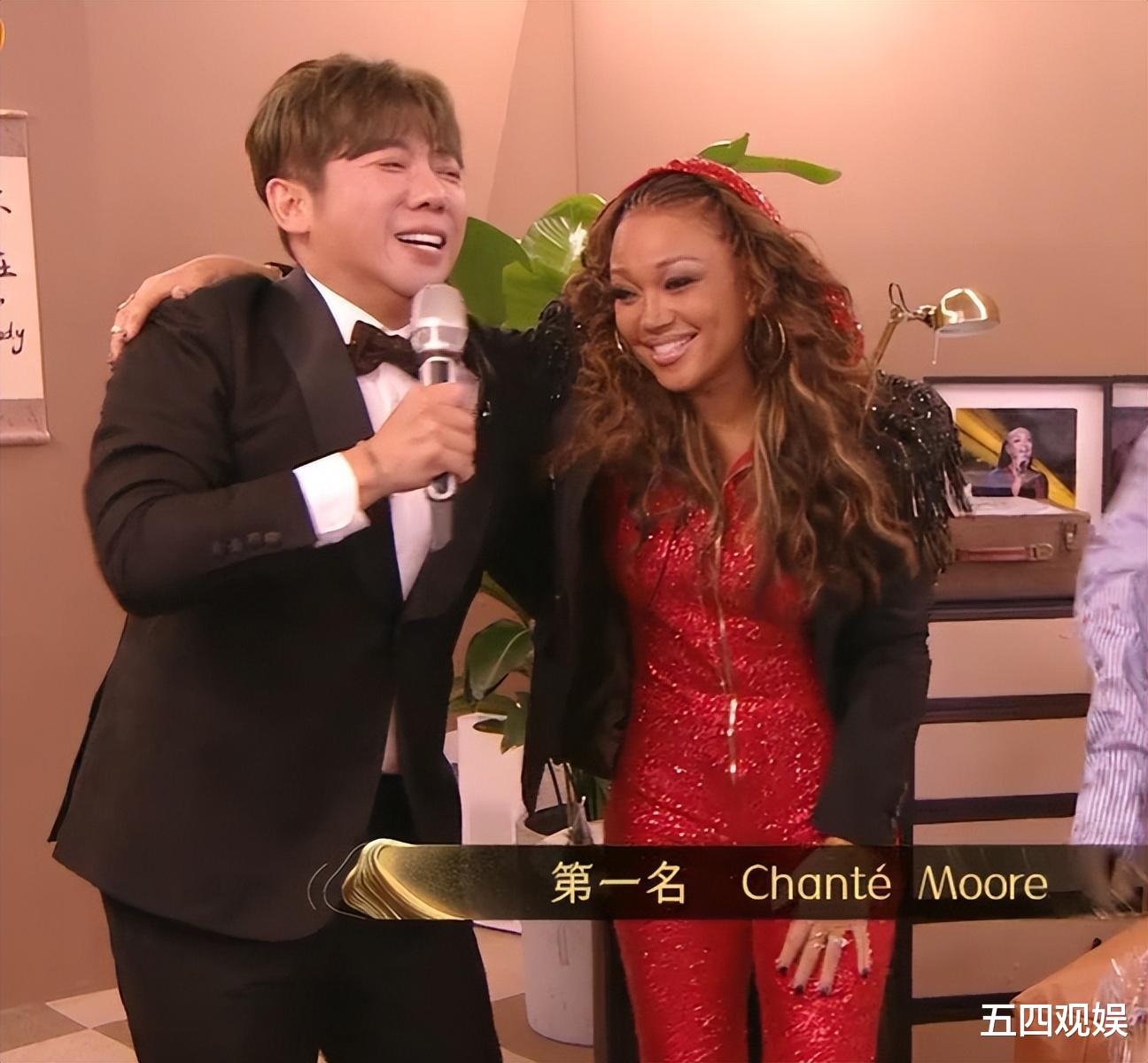 香缇莫送那英古董耳环和日记本，感谢她改变了自己的人生，两个人相拥而泣