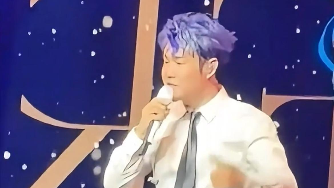 小沈阳侧面回应离开赵本山单飞！现场抖包袱，下跪感谢父母惹泪目