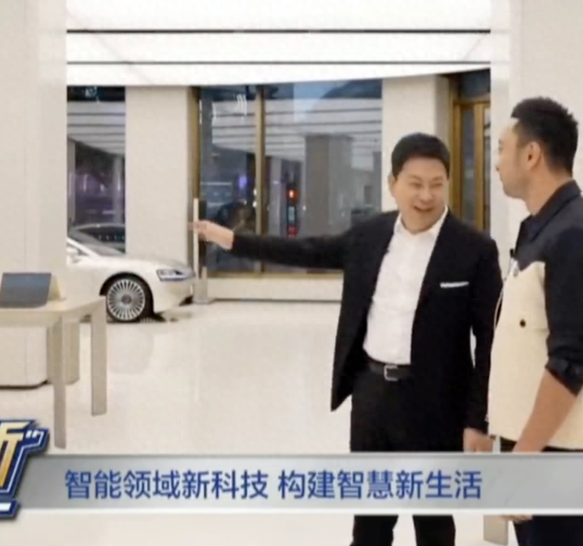 又一個捅破天的國產自研來了，這次整了個「折疊PC」