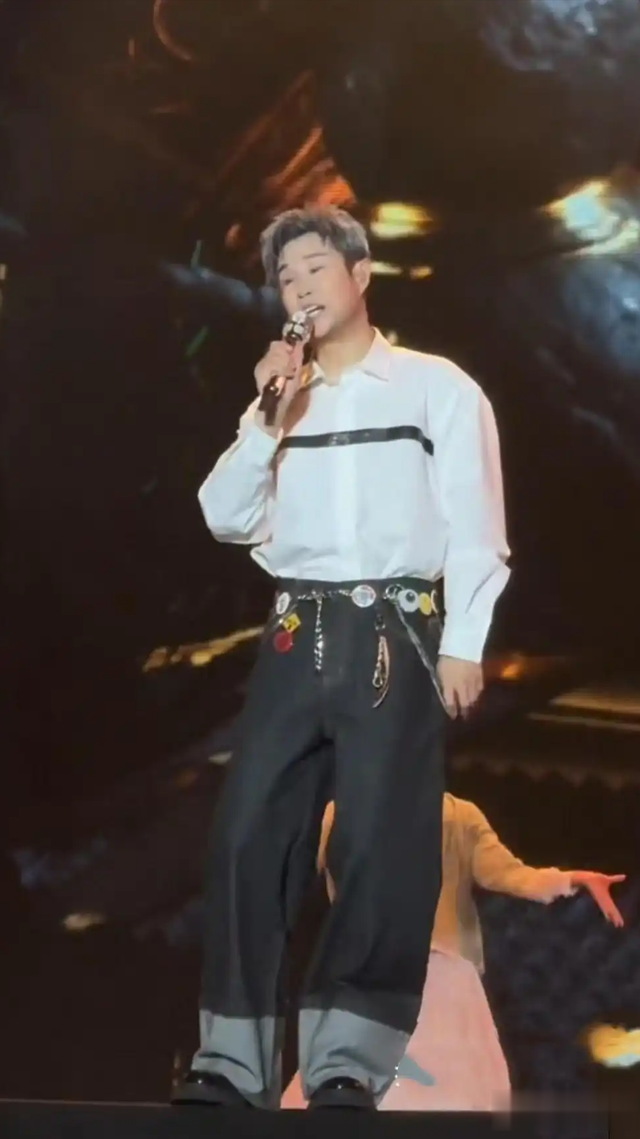 妈呀这是小沈阳?怎么越长越好看了?穿的这么潮好像王力宏啊