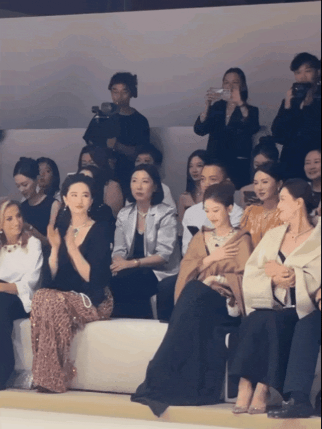 这一夜：37岁刘亦菲伸出手，连忙鞠躬的赵露思，暴露了内娱真实咖位