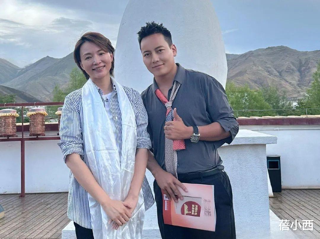 50岁董卿终于悄悄复出了，剪短发穿衬衫清汤寡水，气质大不如以前