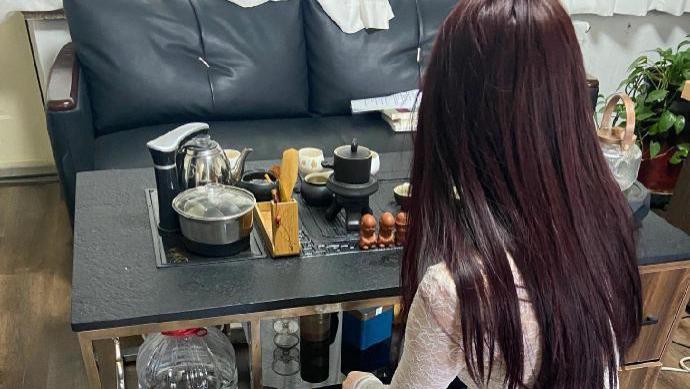 23岁女子做老板助理，声称主要工作陪同客户，网友：这身材可惜了