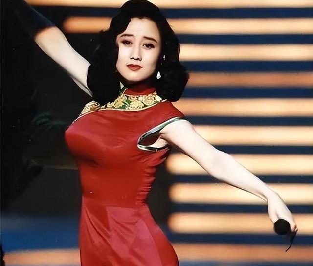 利智：被李连杰宠爱34年，外人看来是掉进蜜罐，甜蜜背后都是眼泪