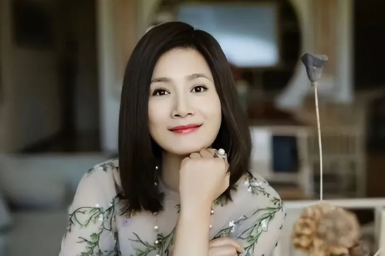 她被誉为丹东之花,离婚后只字不提前夫侯勇,如今46岁越活越年轻