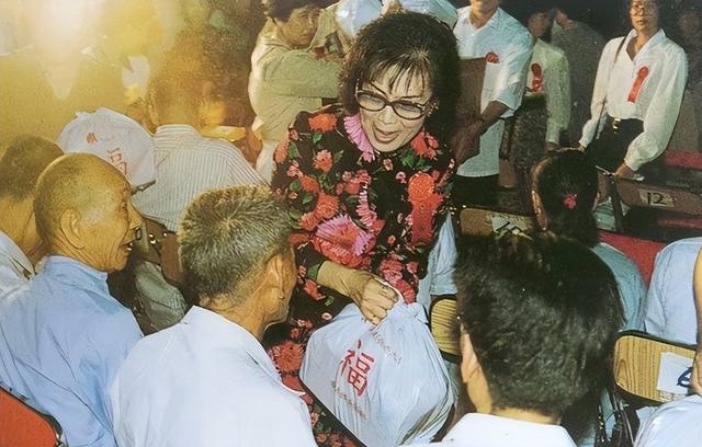 冯坚妮:离异带娃仍能嫁给霍英东,被宠52年生2子,最后分到50亿