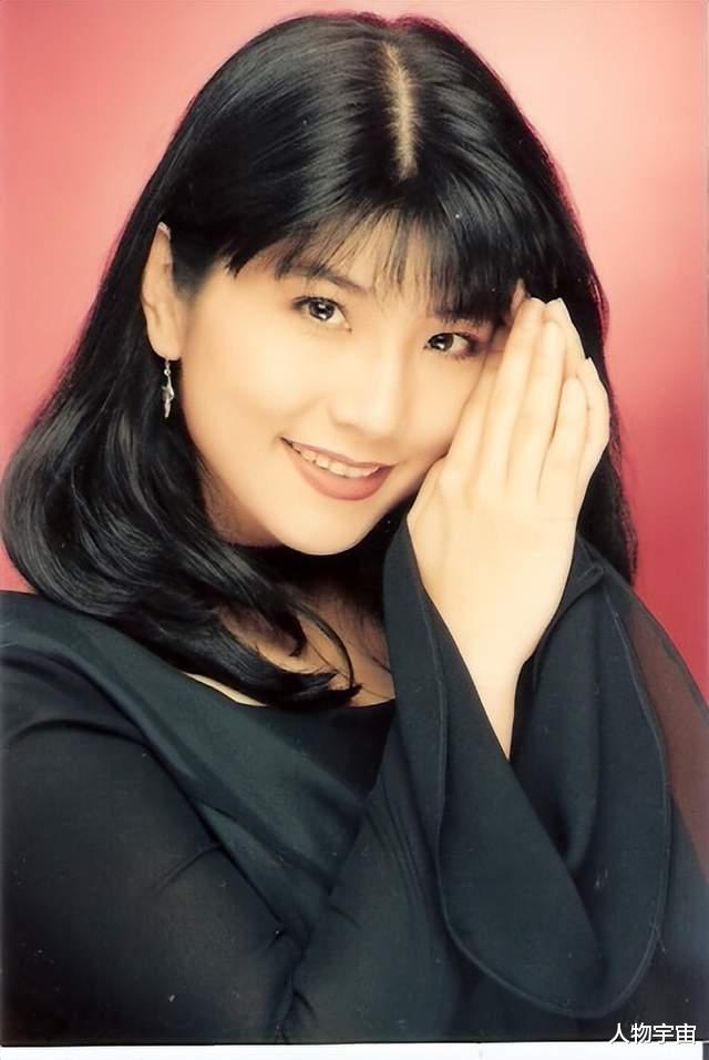 她是昔日台湾玉女歌手，事业巅峰嫁人生俩帅儿子，如今仍有异性约