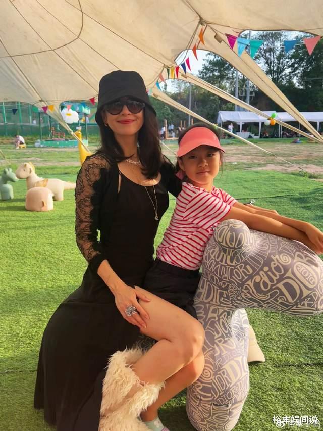 曝汪峰与森林北一起过儿童节!逛商店主动付款,默契度似老夫老妻