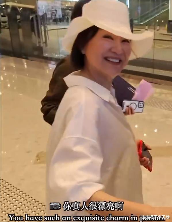 69岁林青霞被偶遇，素颜状态显衰老，主动握手亲和力非常好