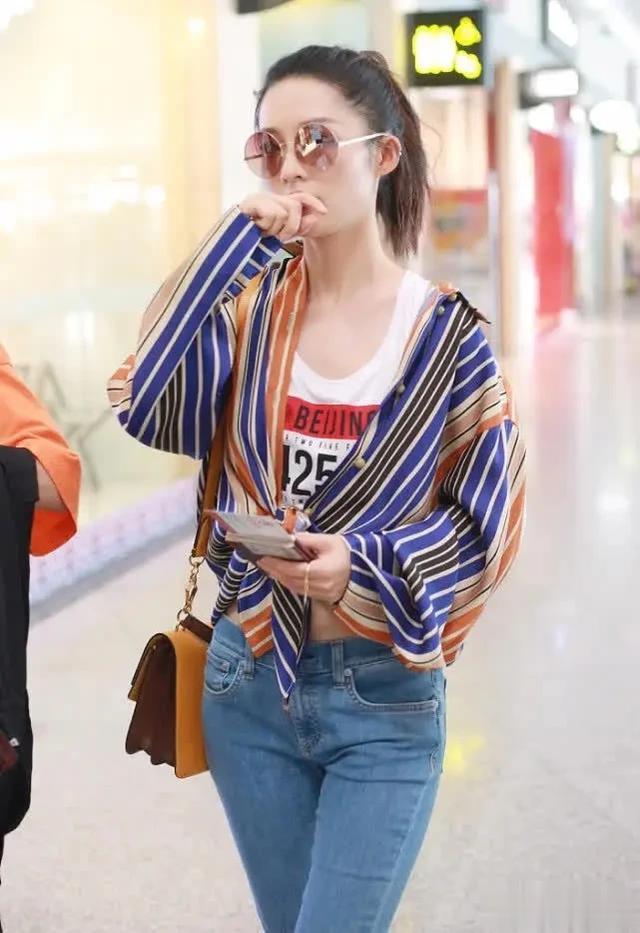 李沁的身材和颜值都超赞，随便怎么穿都美翻天，身上毫无赘肉痕迹