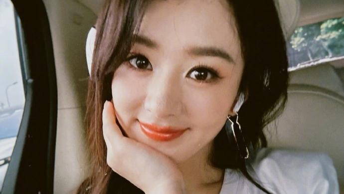 被曝与林更新双向奔赴，赵丽颖笑容甜美温柔，精致容颜惹人爱