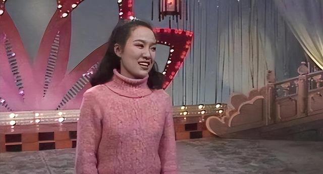 靠登上春晚走红，却热衷效忠美国，如今想回国捞金