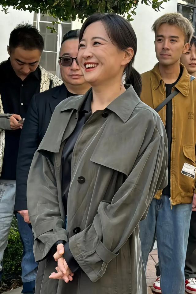 贾玲吴彦祖合影皱纹抢镜，在好莱坞片场跷二郎腿，破减肥反弹传闻