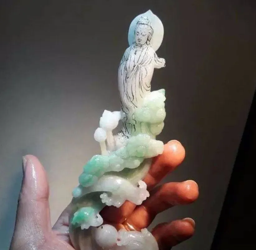 剩下的翡翠边角料不知道怎么做，看大师设计成佛像小摆件